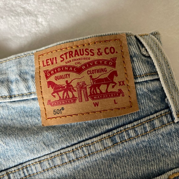 ❗️Levi’s 501 light wash jean shorts - Picture 3 of 4